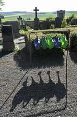 giesskannständer auf dem friedhof von wendelsheim in der rheinhessischen schweiz