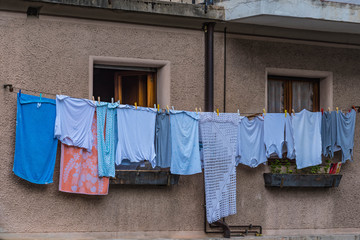 Fenster mit Wäscheleine
