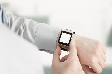 Man using smartwatch with e-mail notifier