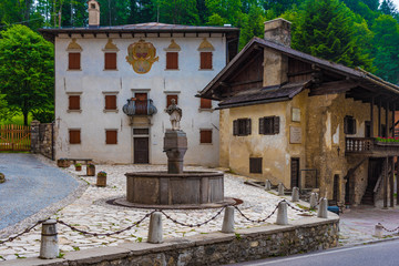 Tizian Geburtshaus mit Brunnen Pieve di Cadore