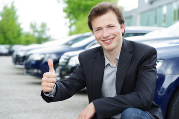 Autoverkäufer im Autohaus