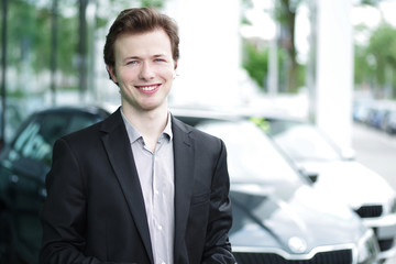 Autoverkäufer im Autohaus