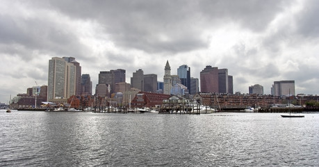 Obraz premium Boston cityscape under cloudy sky.