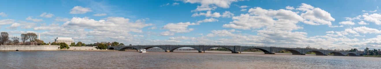 Naklejka premium Wide Panorama of the Washington Monument, Lincoln Memorial, Arlington Memorial Bridge, and Potomac River in Washington DC
