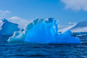 Fototapete Rund Wunderbarer transparenter Eisberg in der Antarktis © Achim Baqué