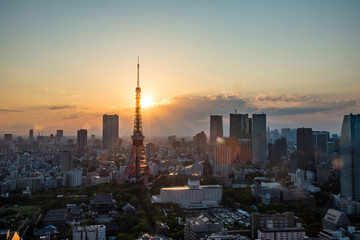 Obraz premium Widok na Tokyo Tower i centrum Tokio w zachodzącym słońcu