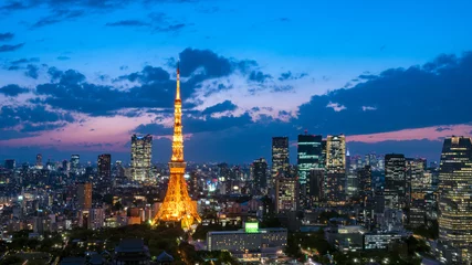Selbstklebende Fototapete Tokio Abendlicher Blick auf den Tokyo Tower und das Zentrum von Tokio