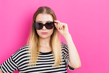 Naklejka premium Young woman with sunglasses