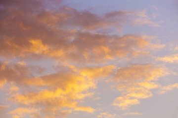 Obraz premium Bright golden clouds at sunset