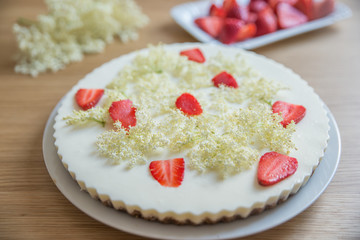 Käsekuchen mit Holunder und Erdbeeren