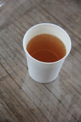 紙コップに入ったお茶