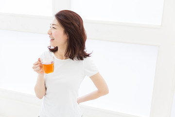 部屋でお茶を飲む女性