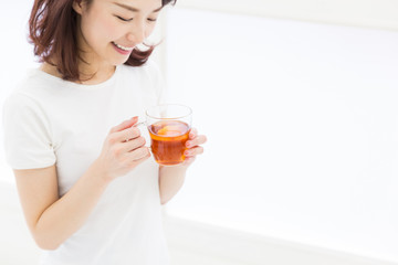 部屋でお茶を飲む女性