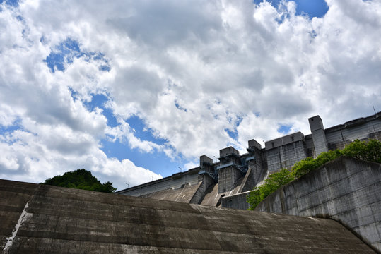 下から見た八田原ダム(アップ)(2017年6月)