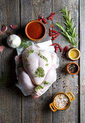 Świeży kurczak na drewnie © Patryk Michalski