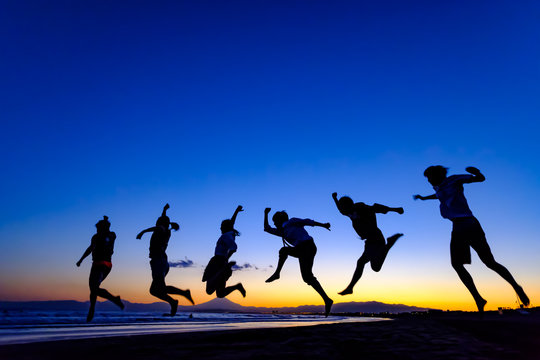 仲間とジャンプ