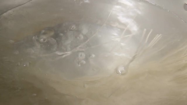 そうめんを茹でる