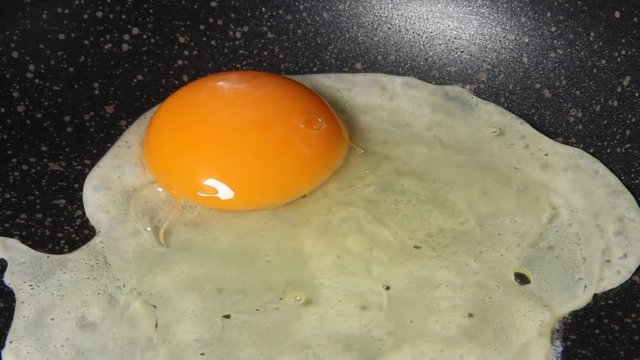 目玉焼きを焼く