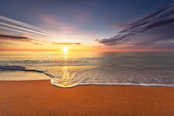 Papier Peint photo Lavable Mer / coucher de soleil Coucher de soleil sur la plage avec un ciel magnifique.