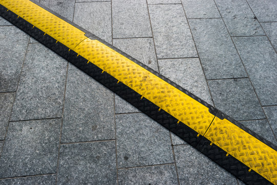 barriera striscia gialla