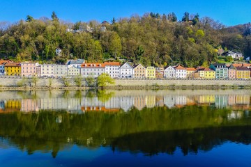 Fototapeta na wymiar Häuserspiegelung in der Passauer Donau