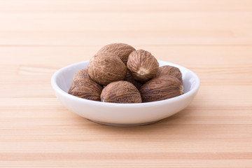 nutmeg / Porcelain bowl with nutmeg