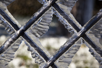 Formazioni di ghiaccio su inferriata metallica