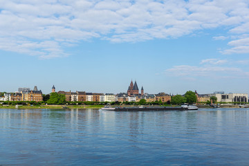 Obraz na płótnie Canvas Panorama von Mainz mit St. Martin Dom bei wolken Himmel