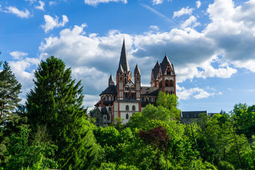 Fototapeta na wymiar St. Georg Dom in Limburg Hessen bei blauen Himmel mit wolken