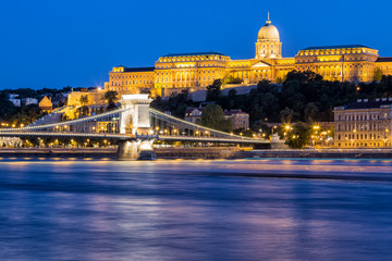 Fototapeta na wymiar Budapest by night - Night view of the Szechenyi Chain Bridge, that spans the River Danube between Buda and Pest and Buda Castle