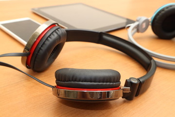 Obraz na płótnie Canvas headphone , top view image of smartphone with blank screen headphones