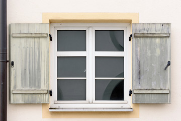 Sprossenfenster mit rustikalen Fensterläden