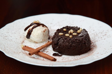 Шоколадный десерт с мороженым