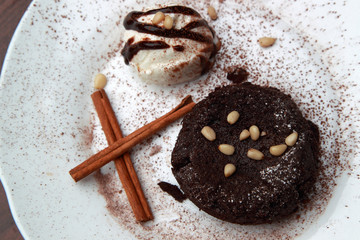 Шоколадный десерт с мороженым