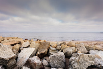 Fototapeta na wymiar Rock stones and water sea horizon