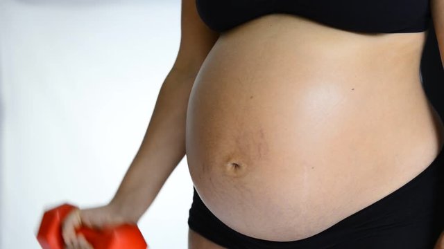 working out during pregnancy with one kilo dumbells