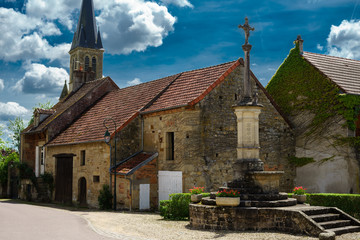 Fototapeta premium F, Burgund, Sully, Kirche unter sommerlichem Wolkenhimmel