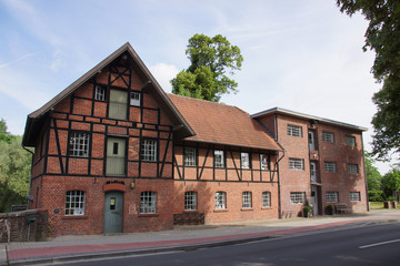 Fototapeta na wymiar Alte Mühle am kleinen Ems-Wehr in Telgte, Nordrhein-Westfalen