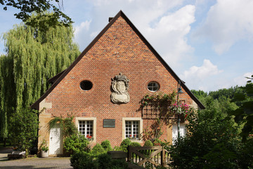 Fototapeta na wymiar Giebelfassade der Großen Mühle am Ems-Wehr in Telgte, Nordrhein-Westfalen