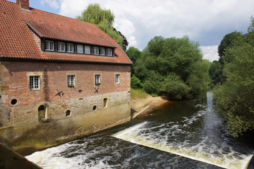 Fototapeta na wymiar Große Mühle (Christoph-Bernsmeyer-Haus) am großen Ems-Wehr in Teglte, Nordrhein-Westfalen