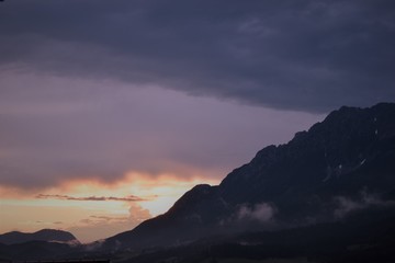 Sonnenuntergang in Ellmau vor Kaisergebirge