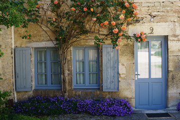 Fototapeta na wymiar F, Burgund, Flavigny-sur-Onzerain, Drehort 'Chocolat', 'Plus belle villages de France', romantischer Winkel mit Tür, Fenster und blühenden Rosen