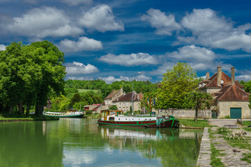 Fototapeta na wymiar F, Burgund, Idylle mit Hausbooten an der Schleuse bei Tanley am Canal de Bourgogne