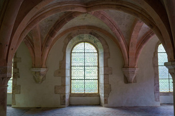 Fototapeta na wymiar F, Burgund, Zisterzienserabtei Fontenay, Mönchssaal, Fensterfront