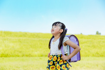 希望を持って前向きに歩く小学生の女の子