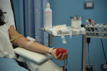 un braccio di donatore di sangue durante il prelievo