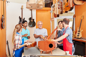 Gitarrenbauer arbeiten zusammen im Team