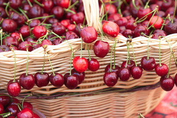 Cigliege in un cestino