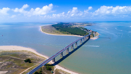 Vue aérienne sur le pont de l'île de Noirmoutier, en Vendée, France - obrazy, fototapety, plakaty