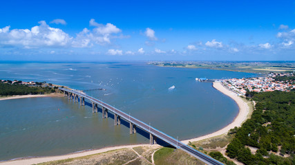 Panorama aérien sur le pont de l'île de Noirmoutier et la ville de Fromentine, Vendée, France